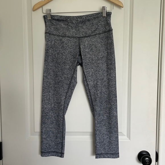 lululemon athletica Pants - Lululemon Athletica Women’s Cropped 21” Marbled Grey Leggings 6